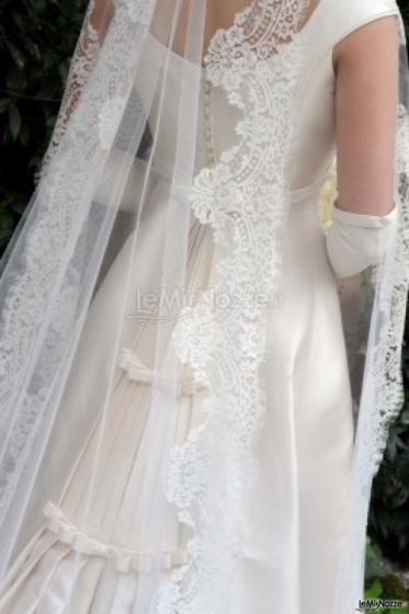 Abito da sposa con velo in pizzo