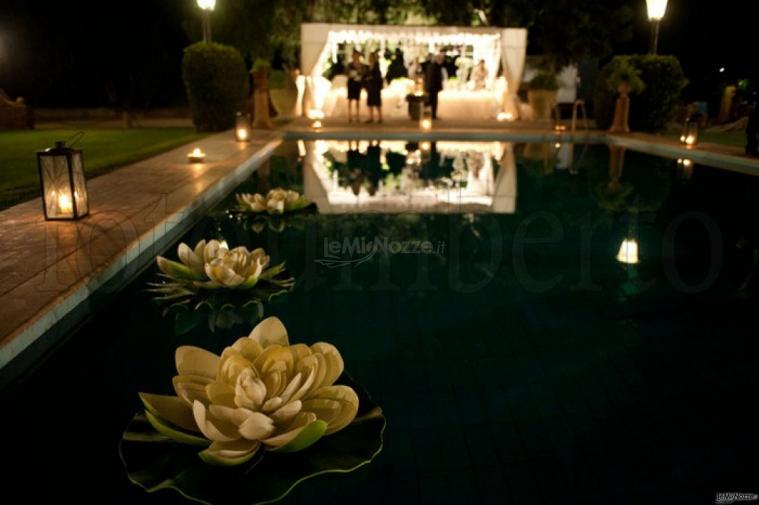 Allestimento della piscina con peonie