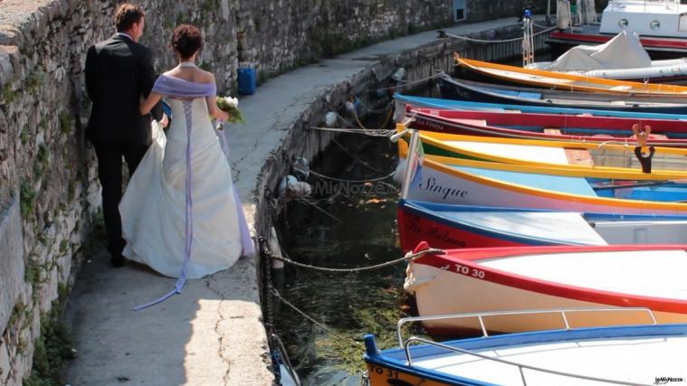 Fotografia degli sposi che passeggiano