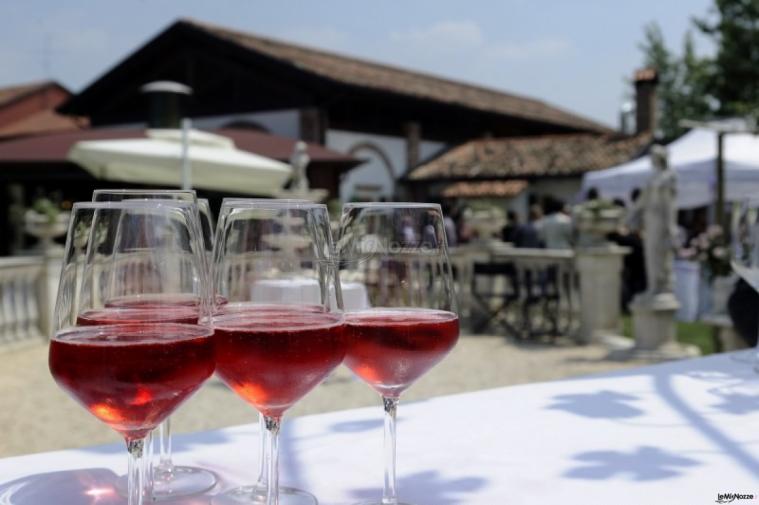 Aperitivo di benvenuto servito in giardino