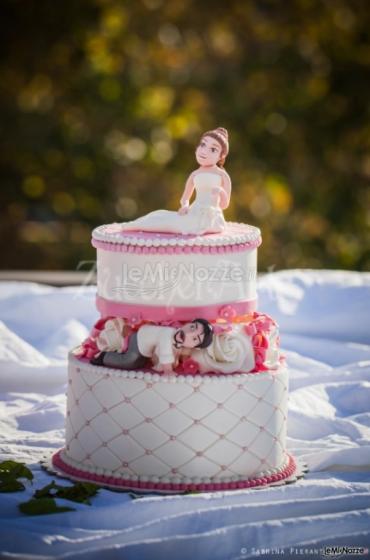 Torta di matrimonio con caketoppers Sposa e Sposo