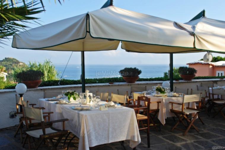 Tavoli per il matrimonio con panorama sul mare di Ischia