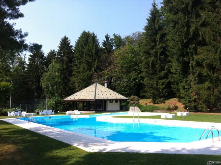 Ricevimento di matrimonio a bordo piscina