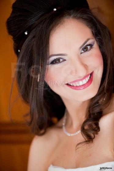 Foto sorridente della sposa