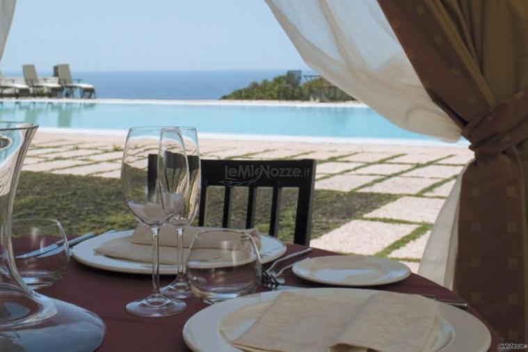 Ricevimento di matrimonio a bordo piscina e vista mare