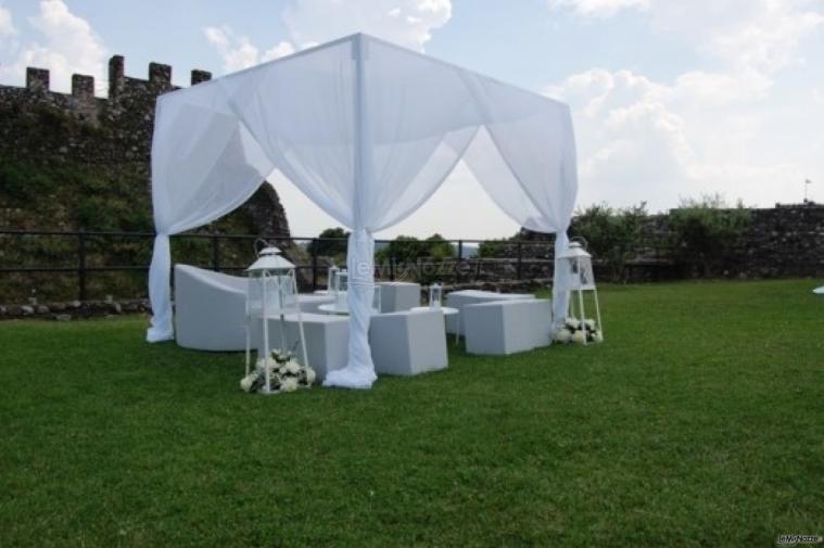 Gazebo in giardino durante matrimonio estivo