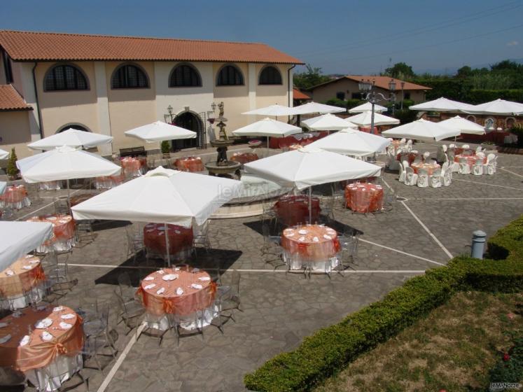 Vista dall'alto dei tavoli per il ricevimento di matrimonio