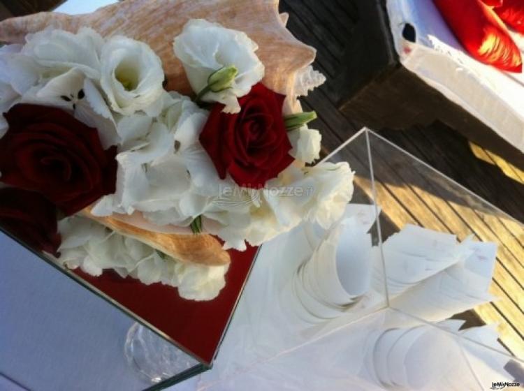 Fiori e coni porta confetti per il matrimonio