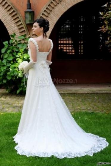 Vestito da sposa con dettagli ricamati