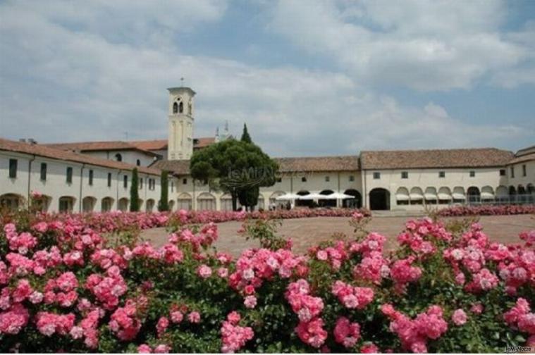 Esterno con giardino fiorito della location di nozze