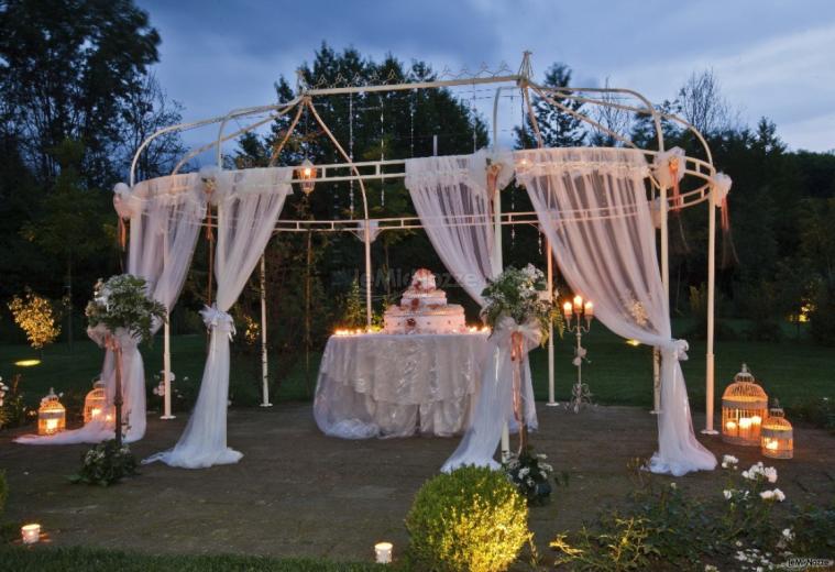 Gazebo con candele per la torta nuziale