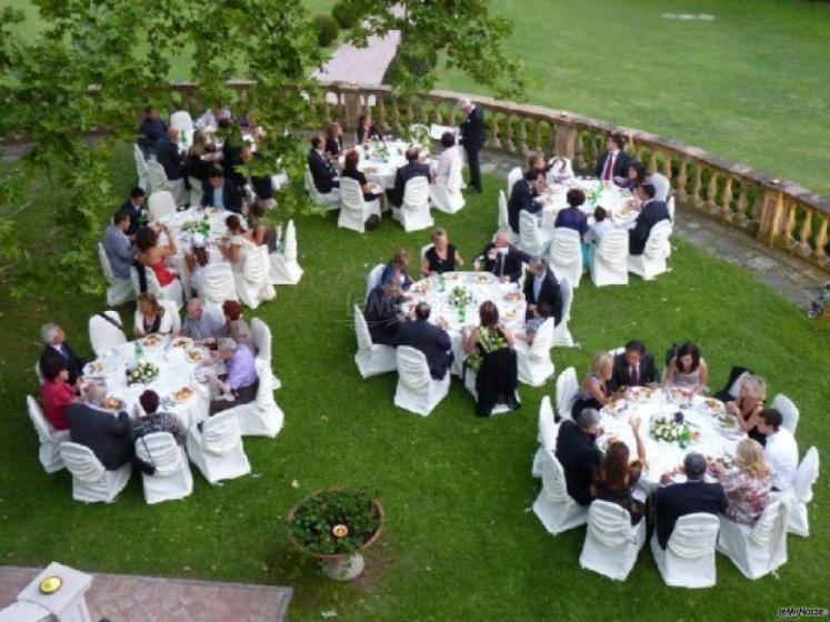 Invitati durante un banchetto nuziale