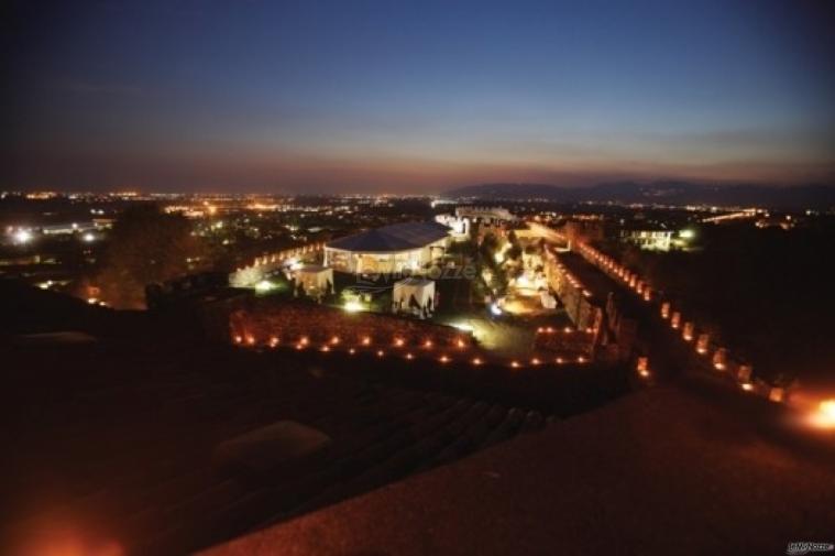 Quartiere basso illuminato durante nozze serali