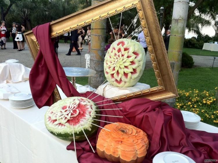 Decorazioni di frutta intagliata