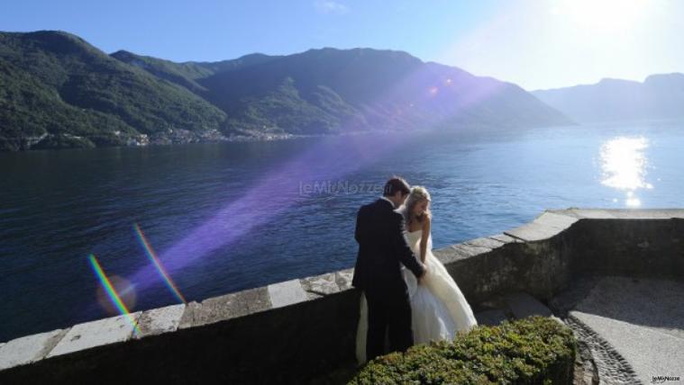 Foto degli sposi in riva al mare