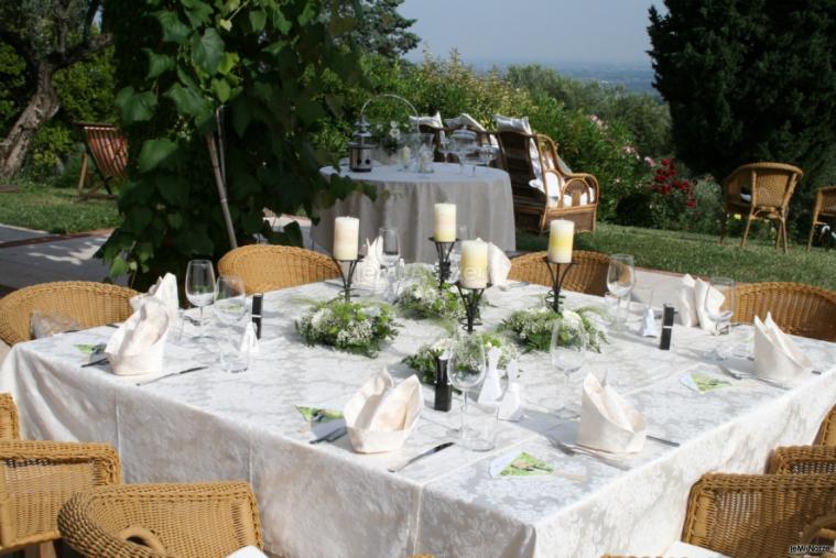 Ricevimento di matrimonio nel giardino dell'agriturismo