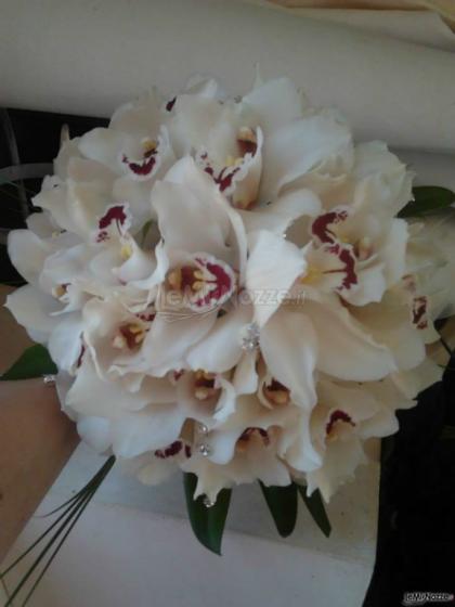 Bouquet per la sposa di orchidee con brillantini