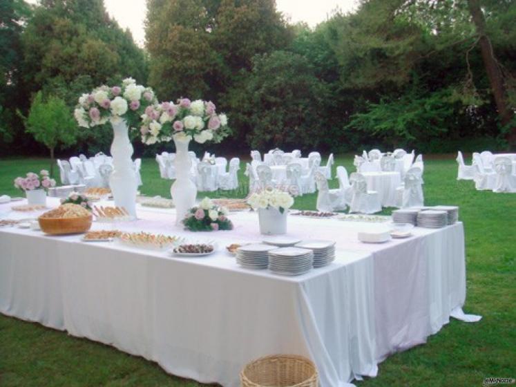 Buffet di nozze in giardino