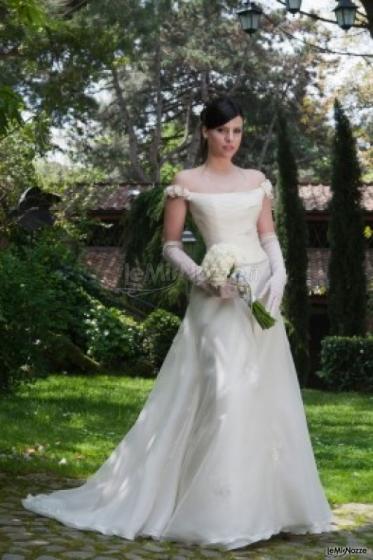 Abito da sposa con spalline scivolate e guanti