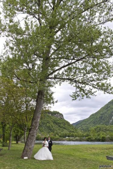 Foto degli sposi in mezzo alla natura