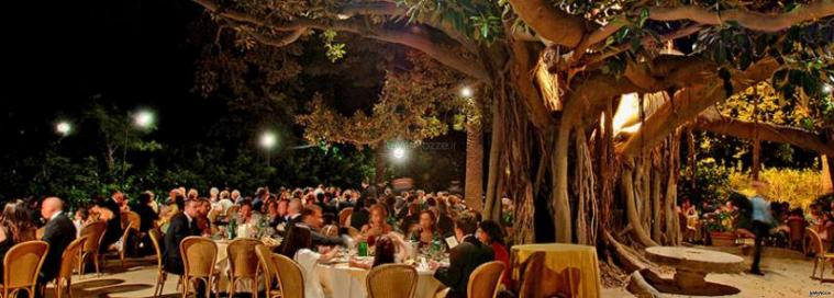 Festeggiamenti del matrimonio sotto un albero secolare a Villa Scalea