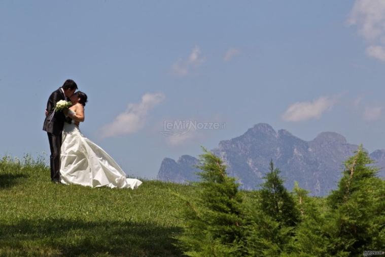 Fotografia del bacio degli sposi