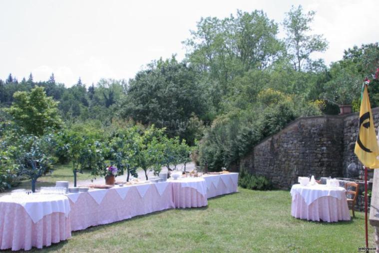 Preparativi per il buffet all'aperto