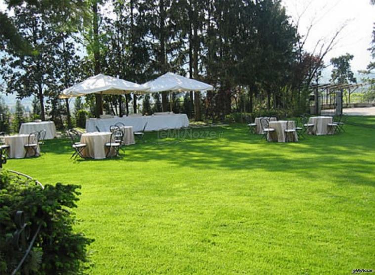 Giardino allestito per il buffet di nozze