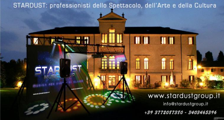 Effetti speciali con luci colorate per la location di matrimonio