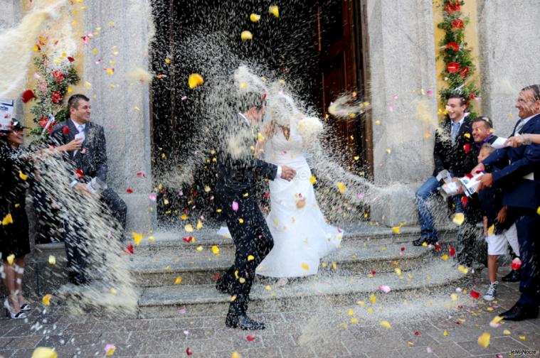 Scatto fotografico dell'uscita degli sposi dalla chiesa