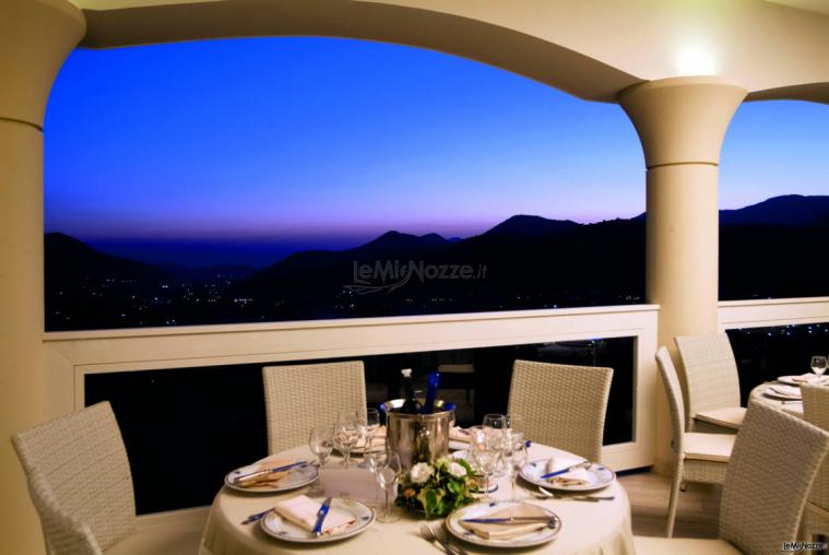 Tavolo prossimo al panorama mozzafiato di Villa Gloria Ristorante