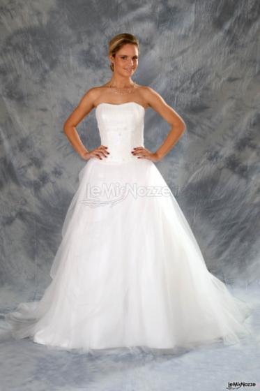 Abito da sposa classico con gonna in tulle