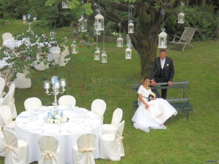 Gli sposi posano felici presso la location di nozze