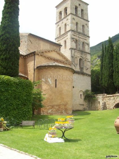 Suggestivo giardino con le absidi in sfondo