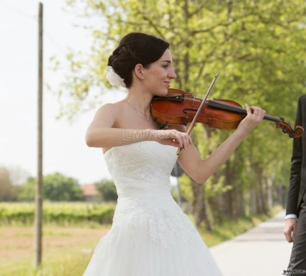 Martina mentre suona al suo matrimonio