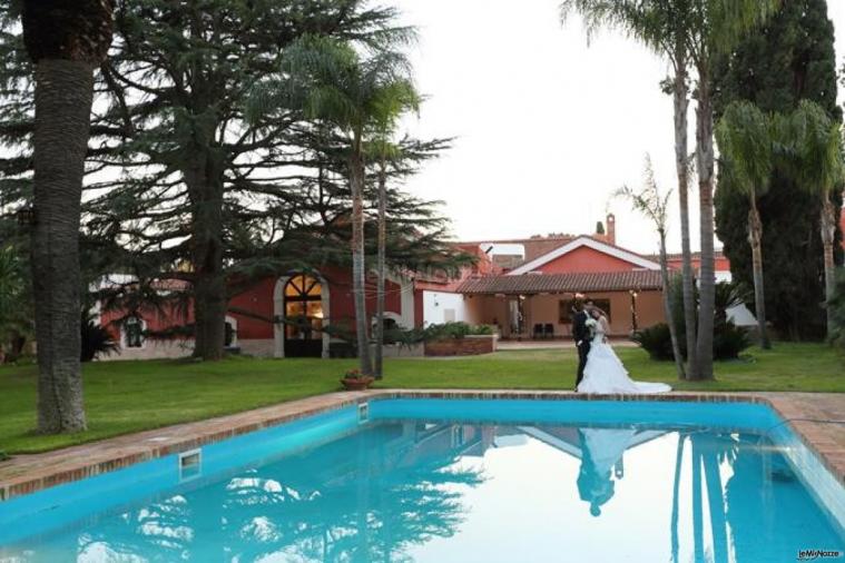 Torre Giulia - Gli sposi presso la piscina