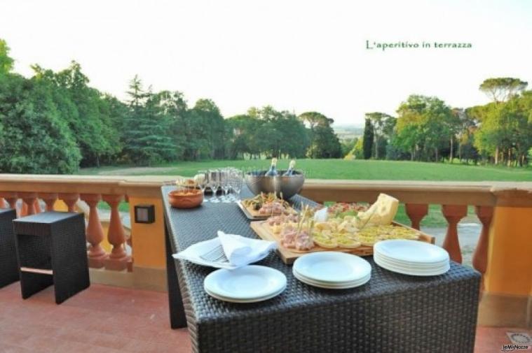 Aperitivo in terrazza durante il ricevimento di matrimonio