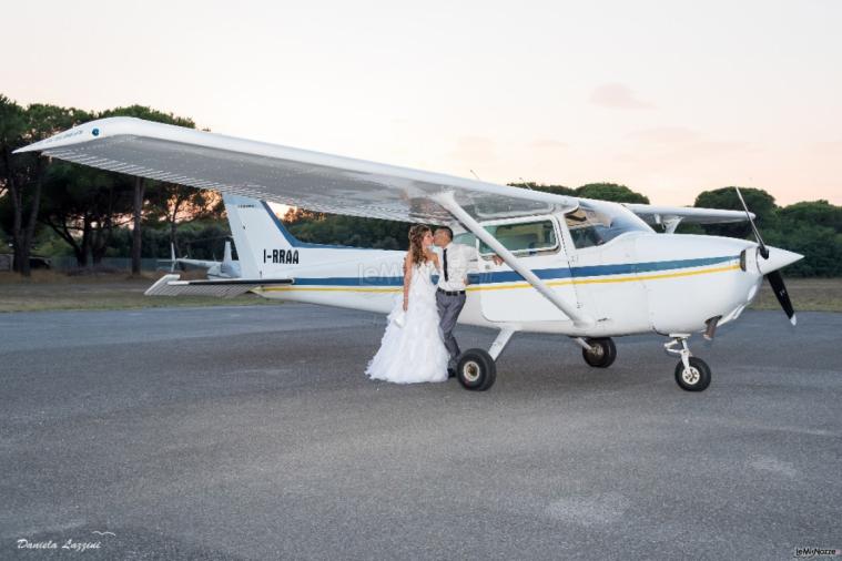 Daniela Lazzini - Gli sposi in aereo