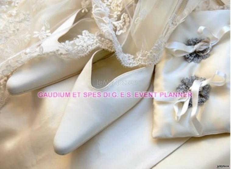 Scarpe per la sposa e cuscino porta fedi per il matrimonio