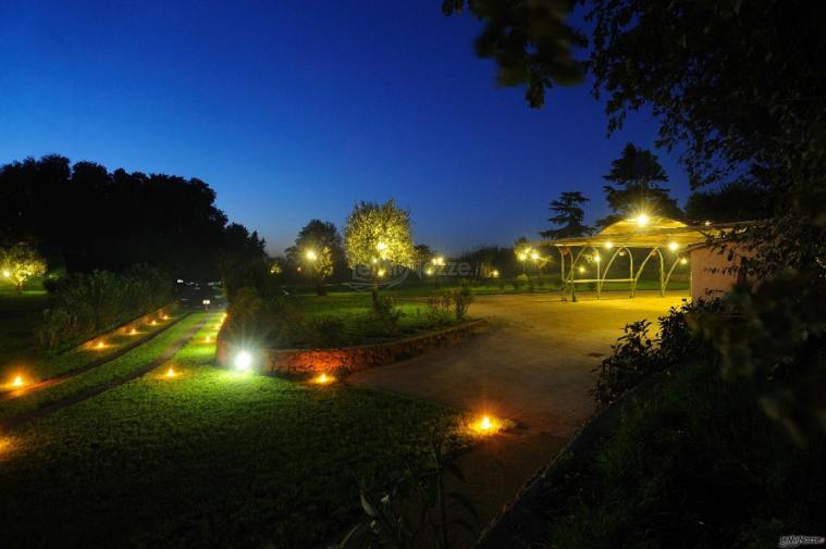 Giardino illuminato per un matrimonio serale