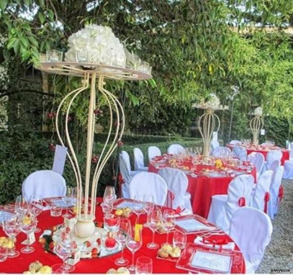 Allestimento dei tavoli per il matrimonio sui toni del rosso