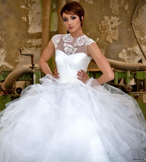 Abito da sposa con ricami sullo scollo