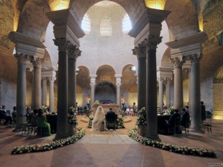 Addobbi floreali in chiesa per la cerimonia di matrimonio