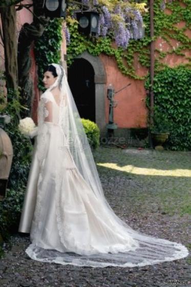 Abito da sposa con velo lungo in pizzo