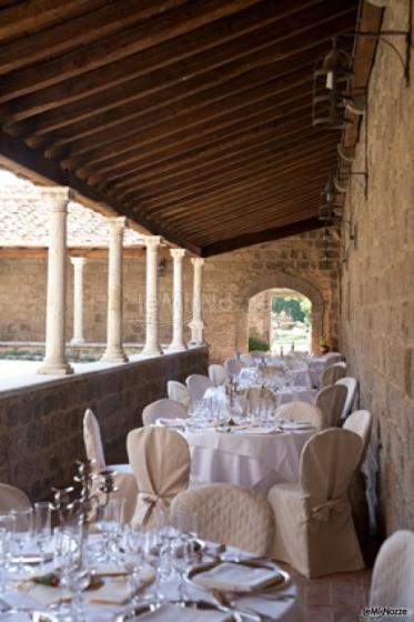 Tavoli del matrimonio nel chiostro