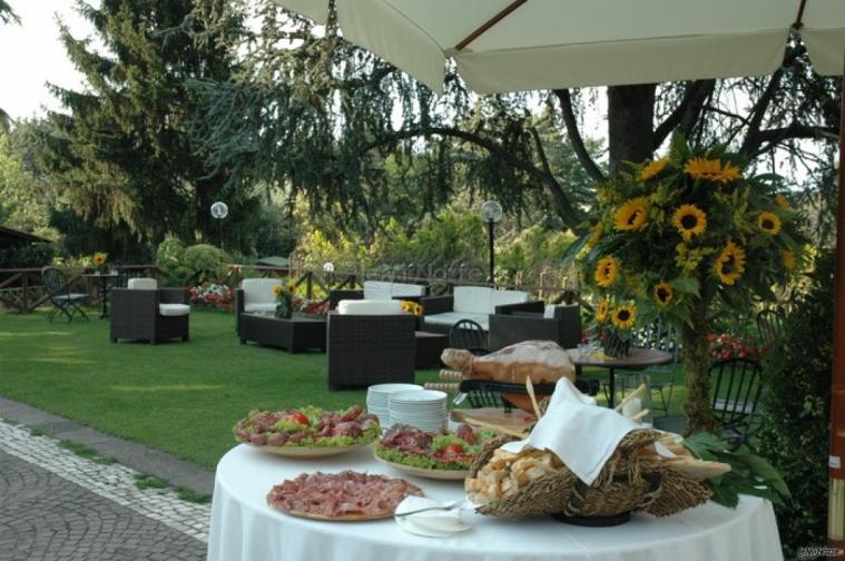 Allestimento del buffet di matrimonio in giardino