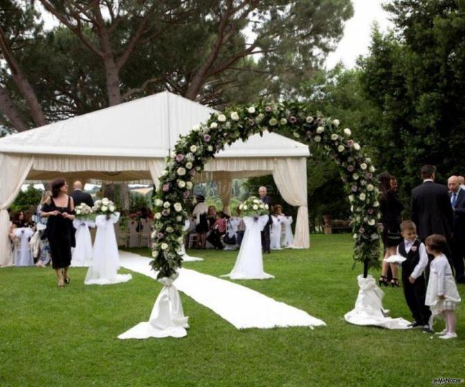 Arco di fiori per la cerimonia in giardino