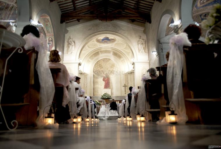 Navata centrale chiesa con candele