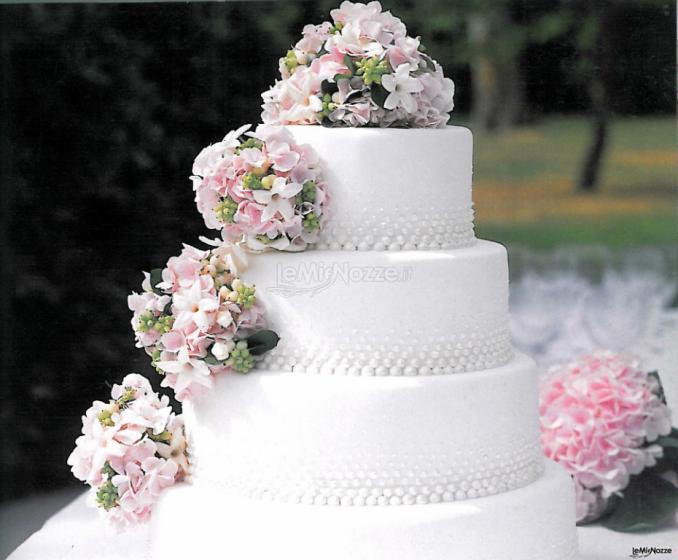 Torta nuziale decorata con fiori a cascata