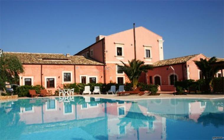 Esterno con piscina dell'Hotel Lady Lusya a Cassibile (Siracusa)